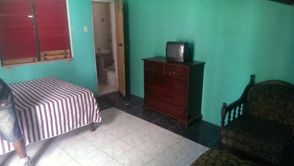Leslies' Home Portmore Szoba fotó
